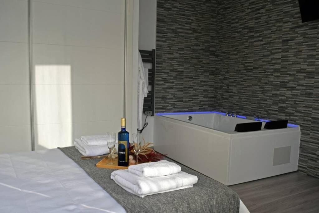 Alojamientos Lola, Suite Con Jacuzzi Benalup-Casas Viejas Luaran gambar