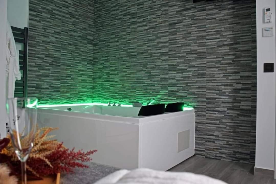 Alojamientos Lola, Suite Con Jacuzzi Benalup-Casas Viejas Luaran gambar